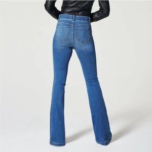 SPANX Flare Jean Vintage Indigo
SIZE LARGE